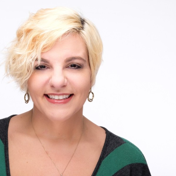 Episode #372: Angela Lauria: How To Finish That Book!